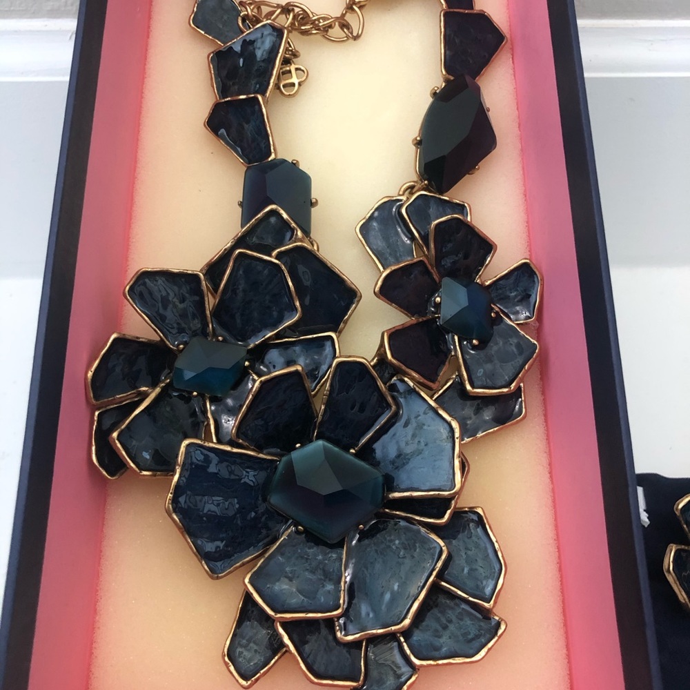 💙Oscar De la Renta Necklace / Earrings SET💙